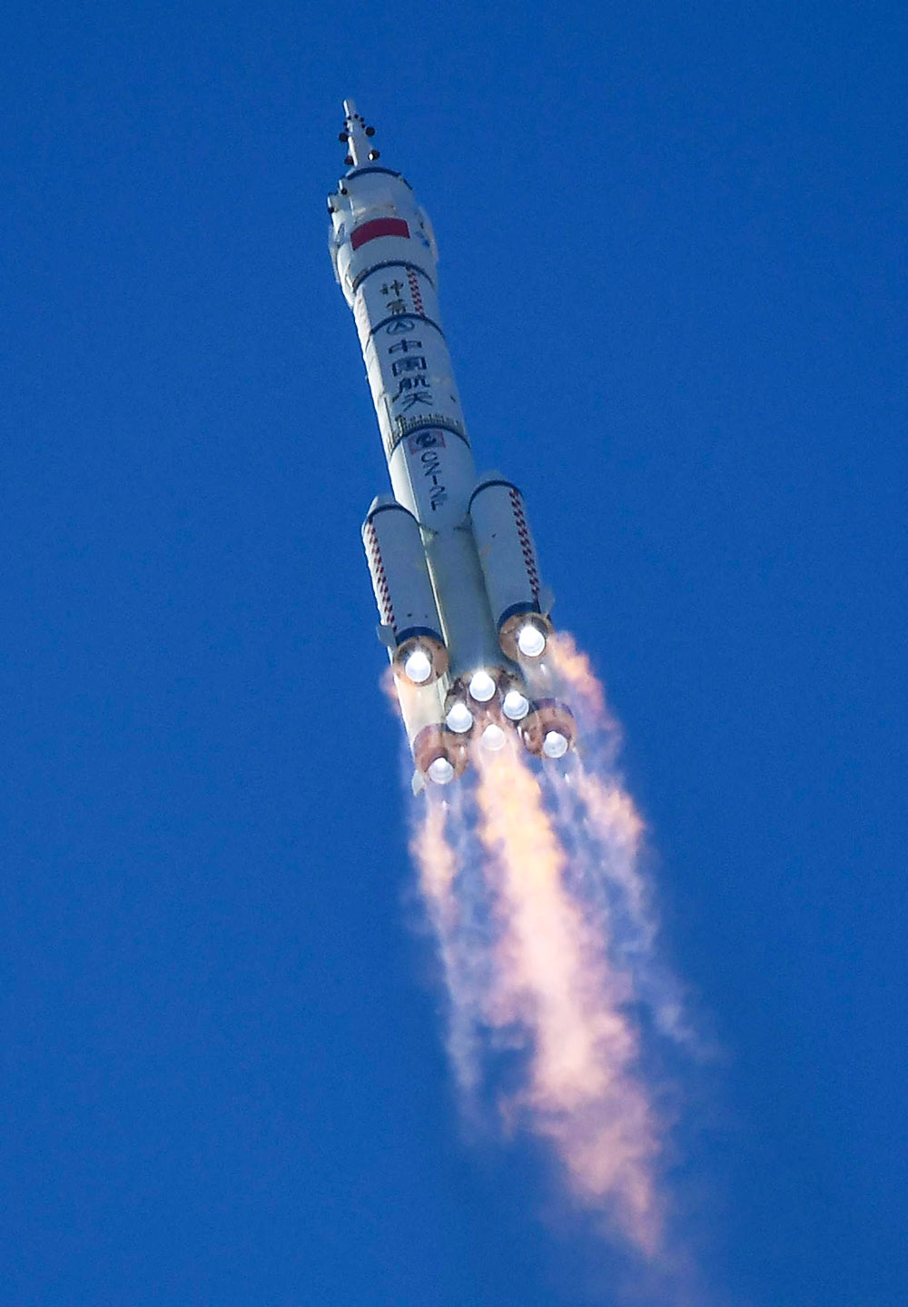 长征二号 f 遥十二运载火箭搭载着神舟十二号载人航天飞船发射升空
