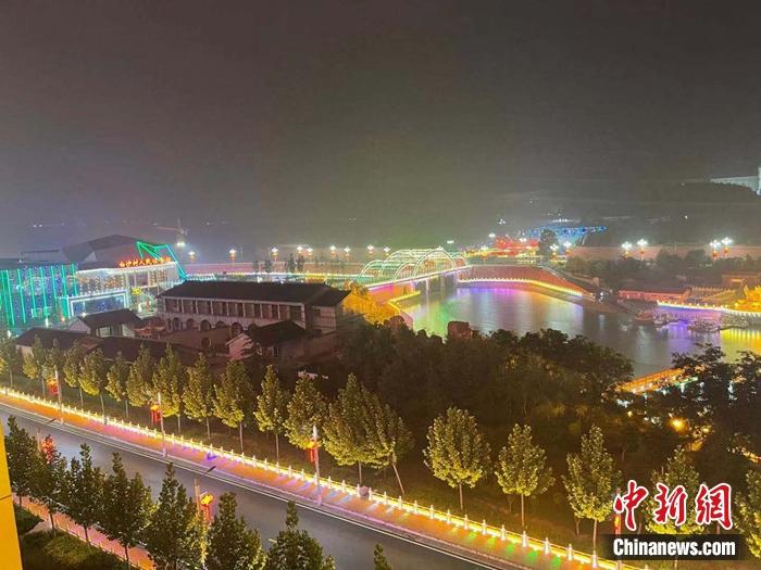 白沙村夜景一角.中新网记者 程春雨 摄