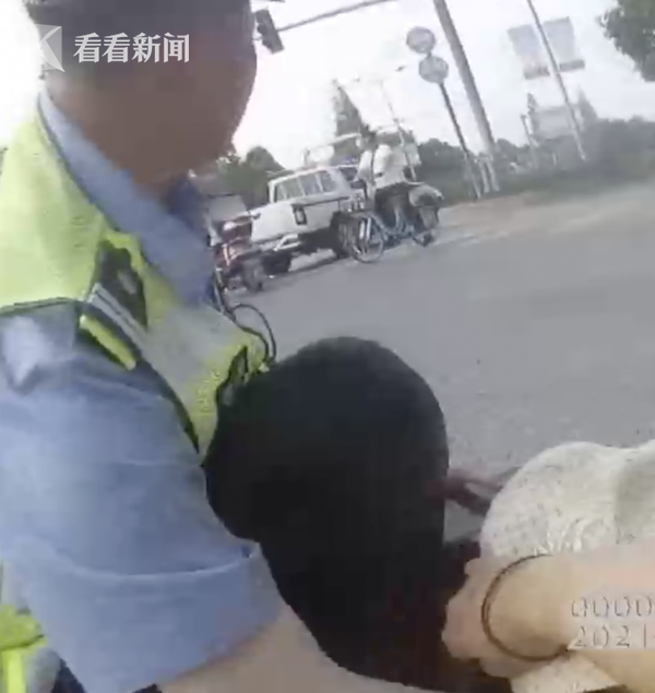 温暖！女子被撞倒地不起 交警“单膝跪地”抱了10分钟休闲区蓝鸢梦想 - Www.slyday.coM