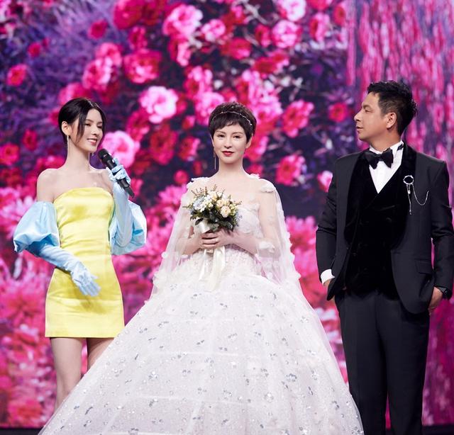 张予曦带父母拍婚纱照,一家三口全是高颜值,家族基因太强大了