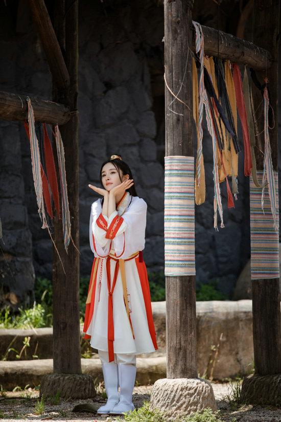 杨幂红白相间古装扮相曝光 对镜摆造型眼神丰富灵动|密室大逃脱|杨幂