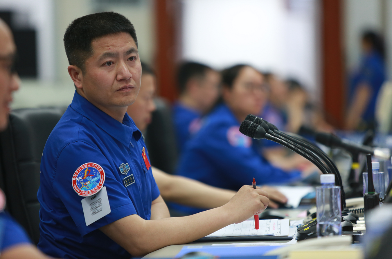 0号指挥邓小军.王明艳摄"各号注意,我是0号,30分钟准备.