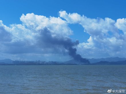 突发深圳湾对岸浓烟滚滚港媒称元朗一塑胶厂着火