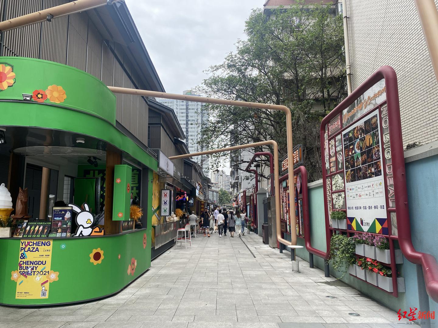 18日,记者从"四季花街"向大慈寺方向步行5分钟来到"玉成集巷",那里是