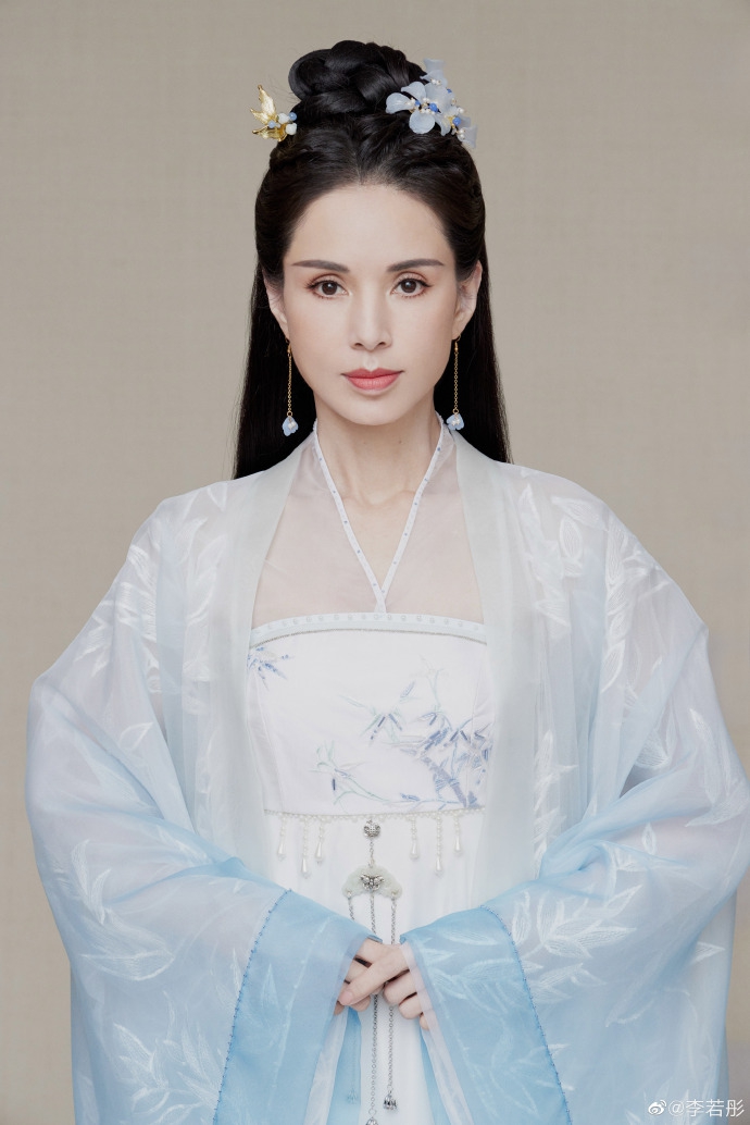 李若彤晒古装美照手拿鲜花尽显高贵优雅