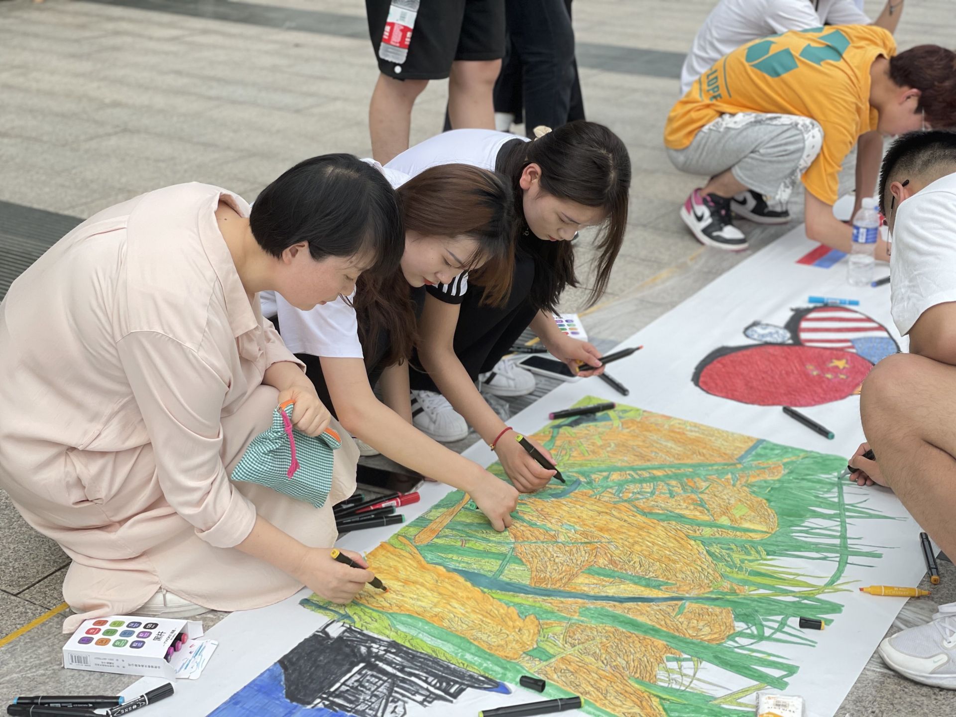 高校300多名学子百米长卷绘党史