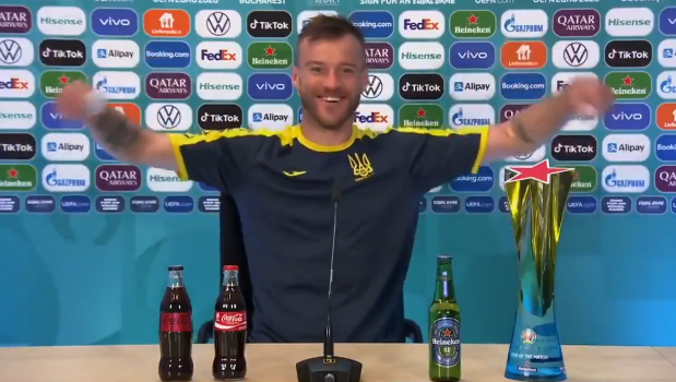 C罗"可乐梗"被球员争相模仿 欧足联：不要再移走赞助商饮料了!休闲区蓝鸢梦想 - Www.slyday.coM