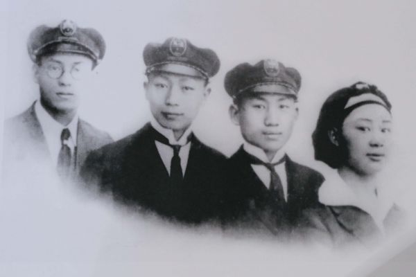 在比利时沙勒罗瓦劳动大学图书馆拍摄的聂荣臻（左二）等人的资料照片。（郑焕松 摄）