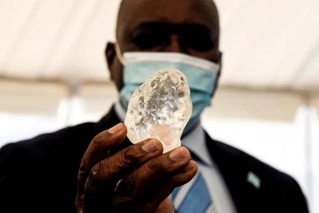 非洲博茨瓦纳挖出世界第三大钻石,重1098克拉价值超10亿