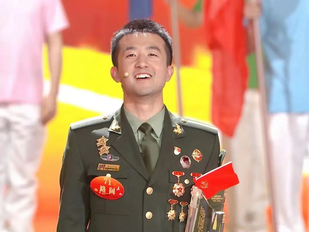 "路阔说,20多天里,他们每天早上6时起床,8时出发