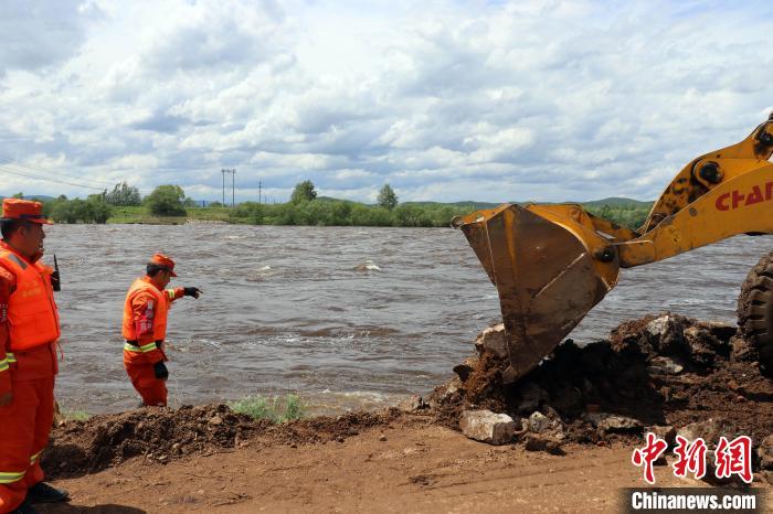 大兴安岭林区持续强降雨 森林消防指战员多路救援