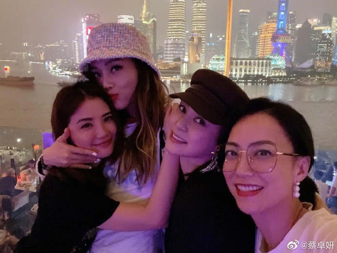 twins容祖儿霍汶希上海聚会 露台合影亲密相拥