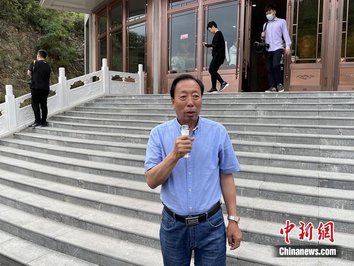 内丘县岗底村党总支书记杨双牛接受媒体采访.中新网记者 吴涛 摄