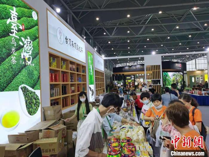 合肥市民在台湾展区购买产品。张强 摄