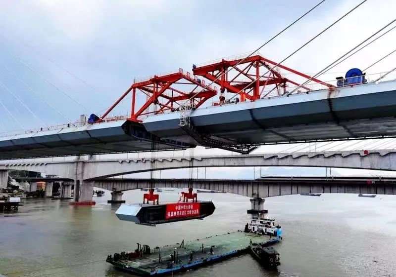 我国首座高铁四线高低塔双索面混合梁斜拉桥主桥合龙