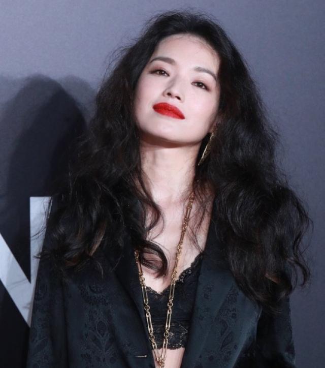 舒淇出席活动被拍,慵懒卷发港风味十足,生图却暴露45岁皮肤状态