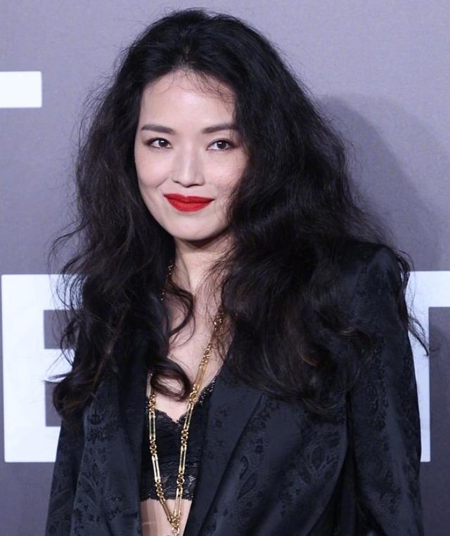 舒淇出席活动被拍,慵懒卷发港风味十足,生图却暴露45岁皮肤状态