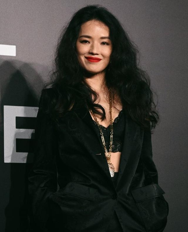 舒淇出席活动被拍,慵懒卷发港风味十足,生图却暴露45岁皮肤状态