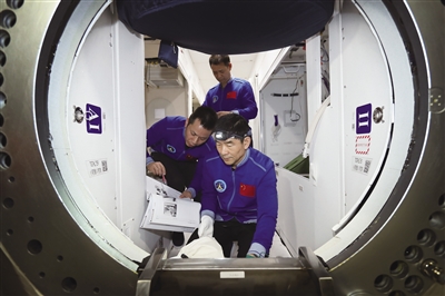 航天员在太空也需锻炼 吃饭5天不重样