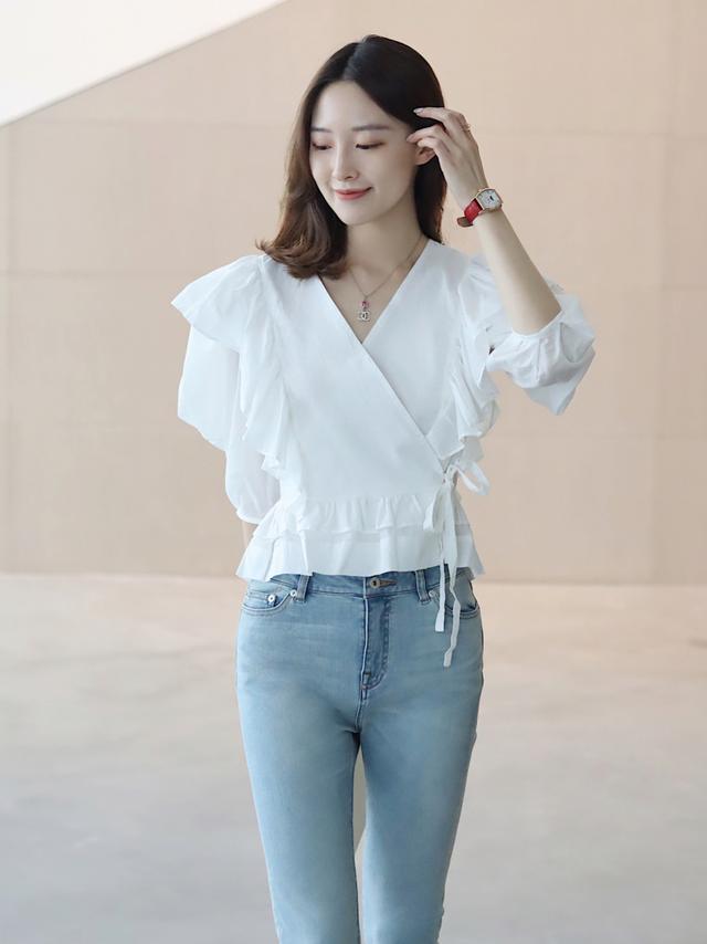 女神博主的夏季穿搭技巧,碎花上衣搭配牛仔裤高级洋气,显高显瘦