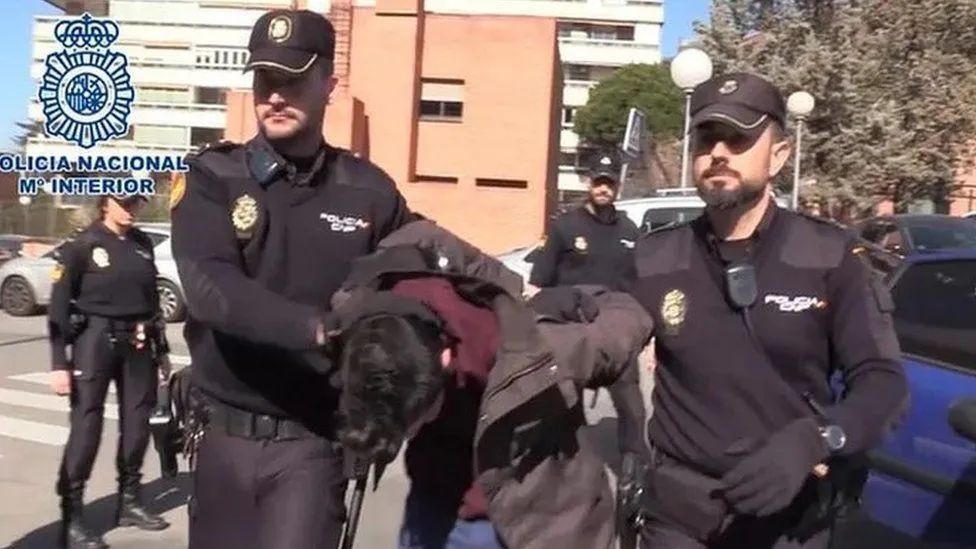  阿尔维托被警方逮捕（图源：BBC）