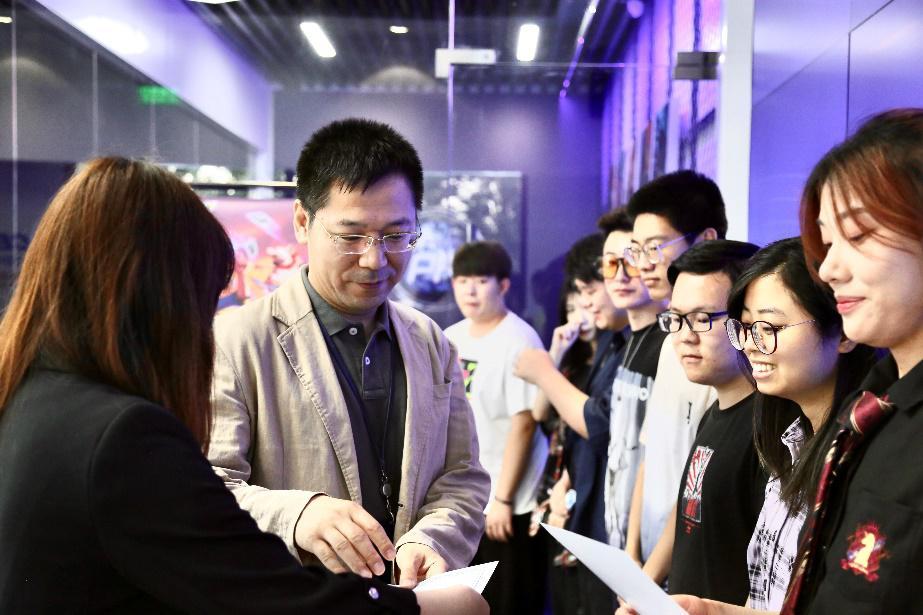 中国长城高级副总裁李璇为选手发证