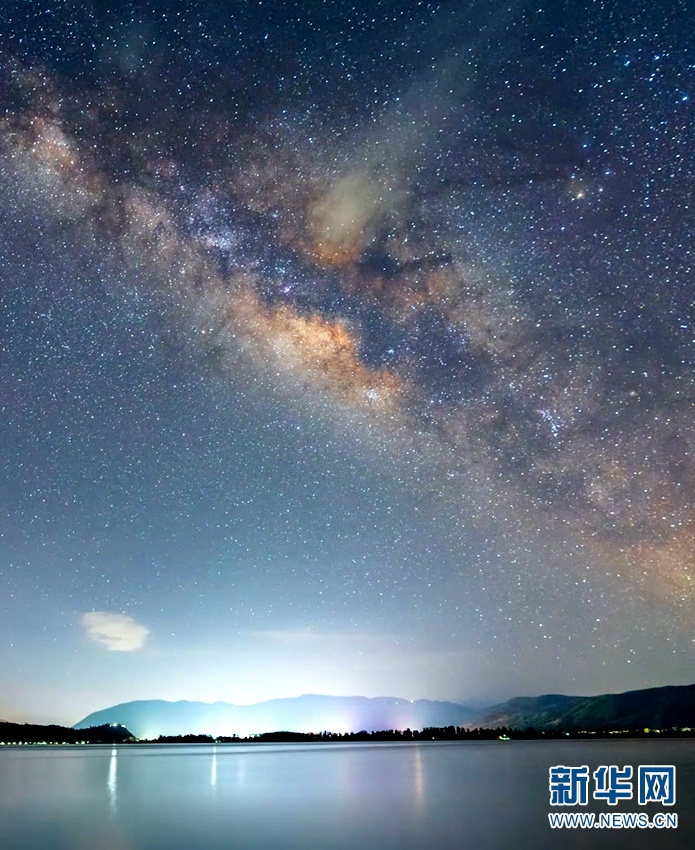 银河高挂茈碧湖上.新华网发(罗新才 摄)