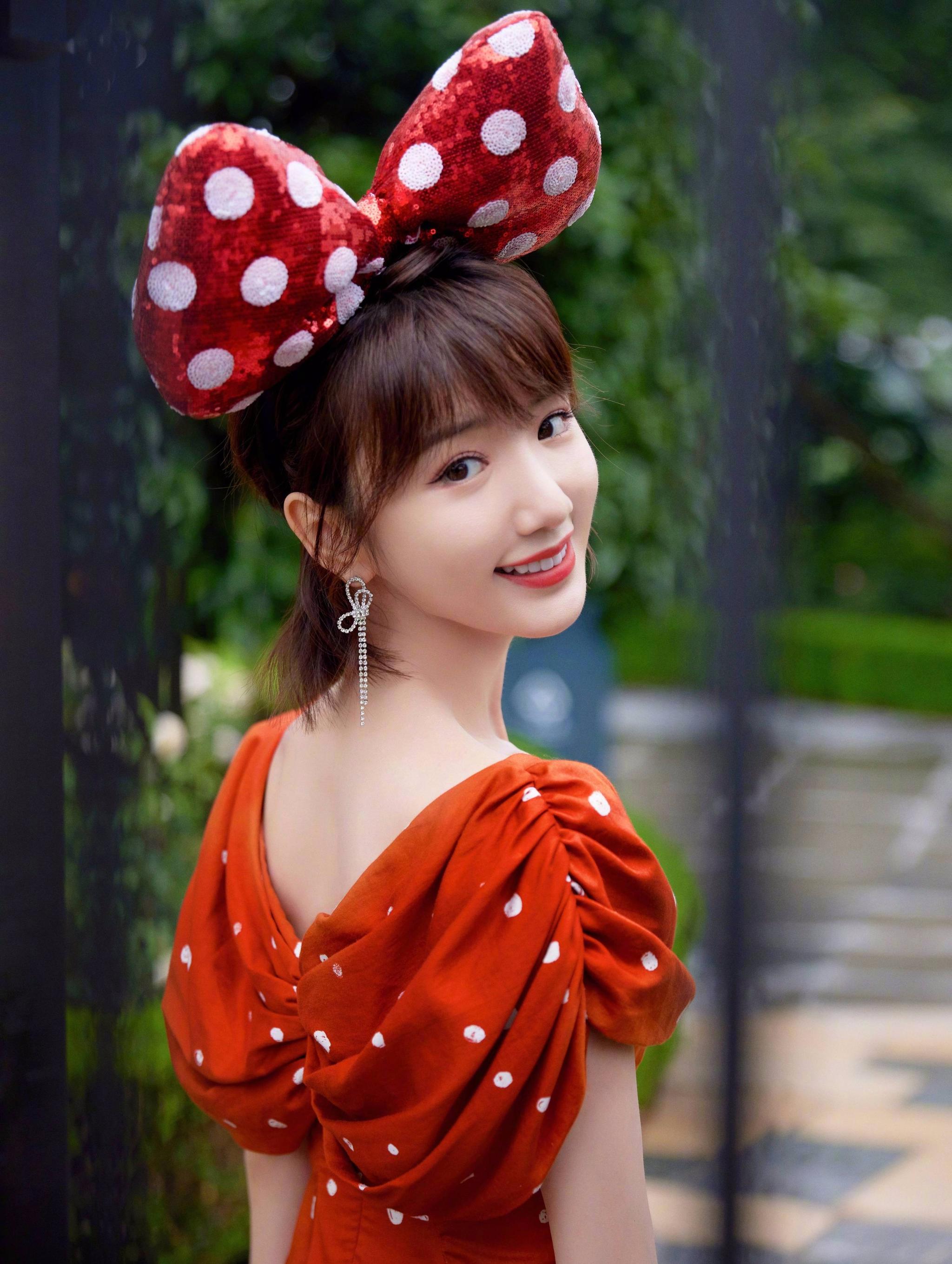 在逃公主!毛晓彤戴超大蝴蝶结俏皮又可爱