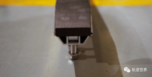 科普揭秘列车受电弓碳滑板更换