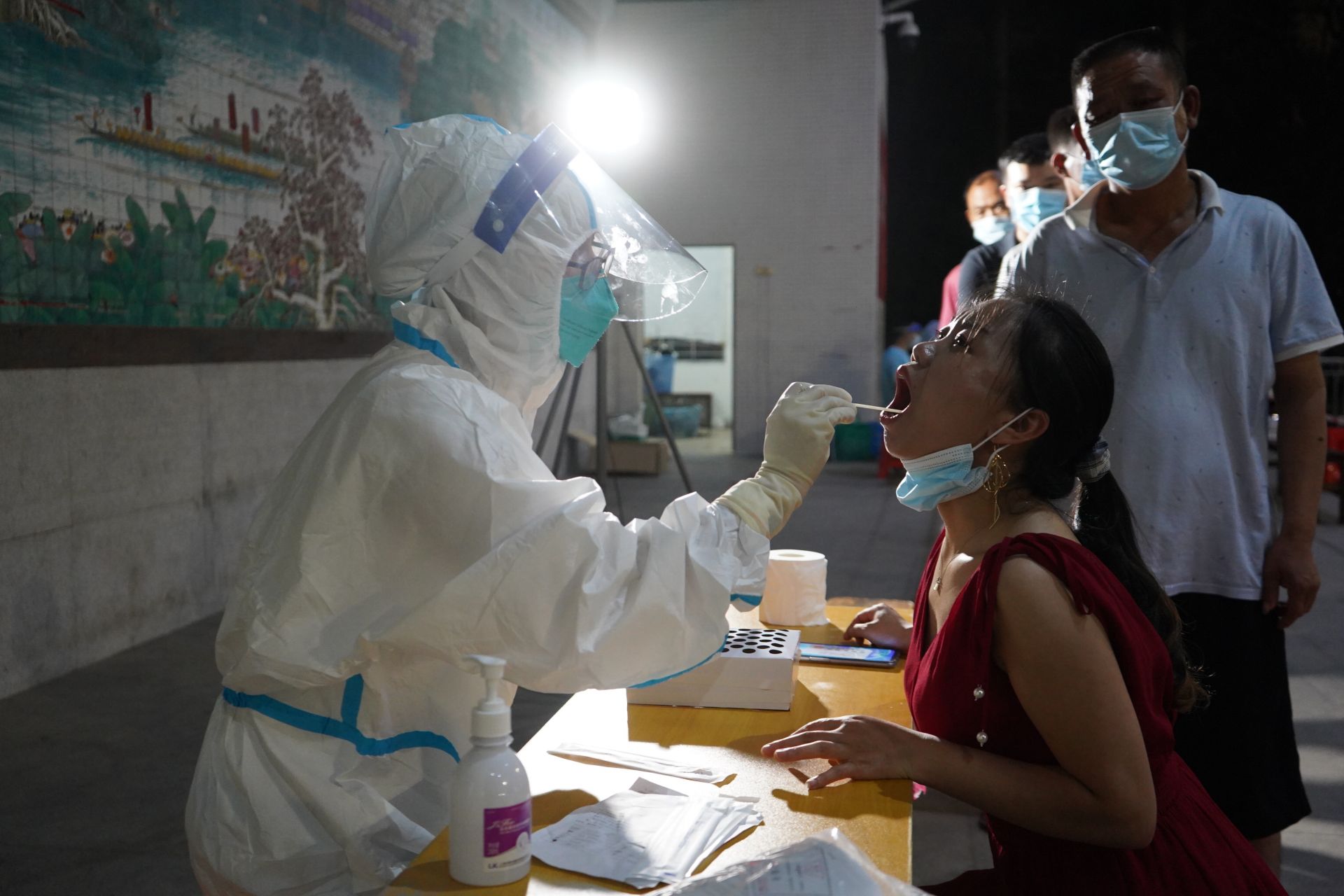 麻涌彻夜启动大规模核酸筛查,市民有序排队检测