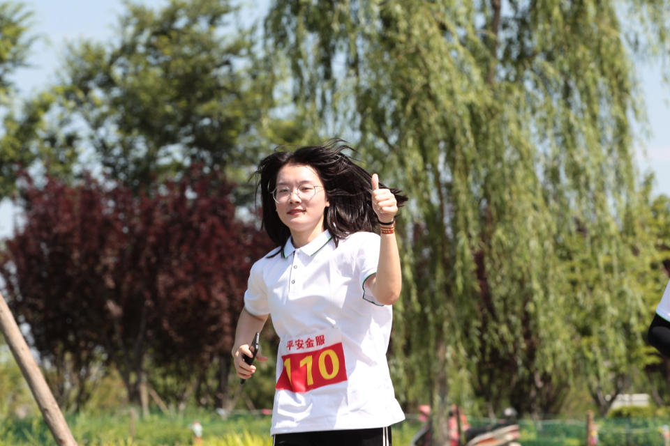 或奔跑或步行参赛者留下欢声笑语