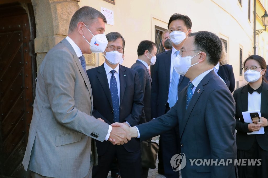 捷克时间6月18日，韩国产业资源通商部长官文胜煜会见捷克总理安德烈·巴比什（图自韩联社）