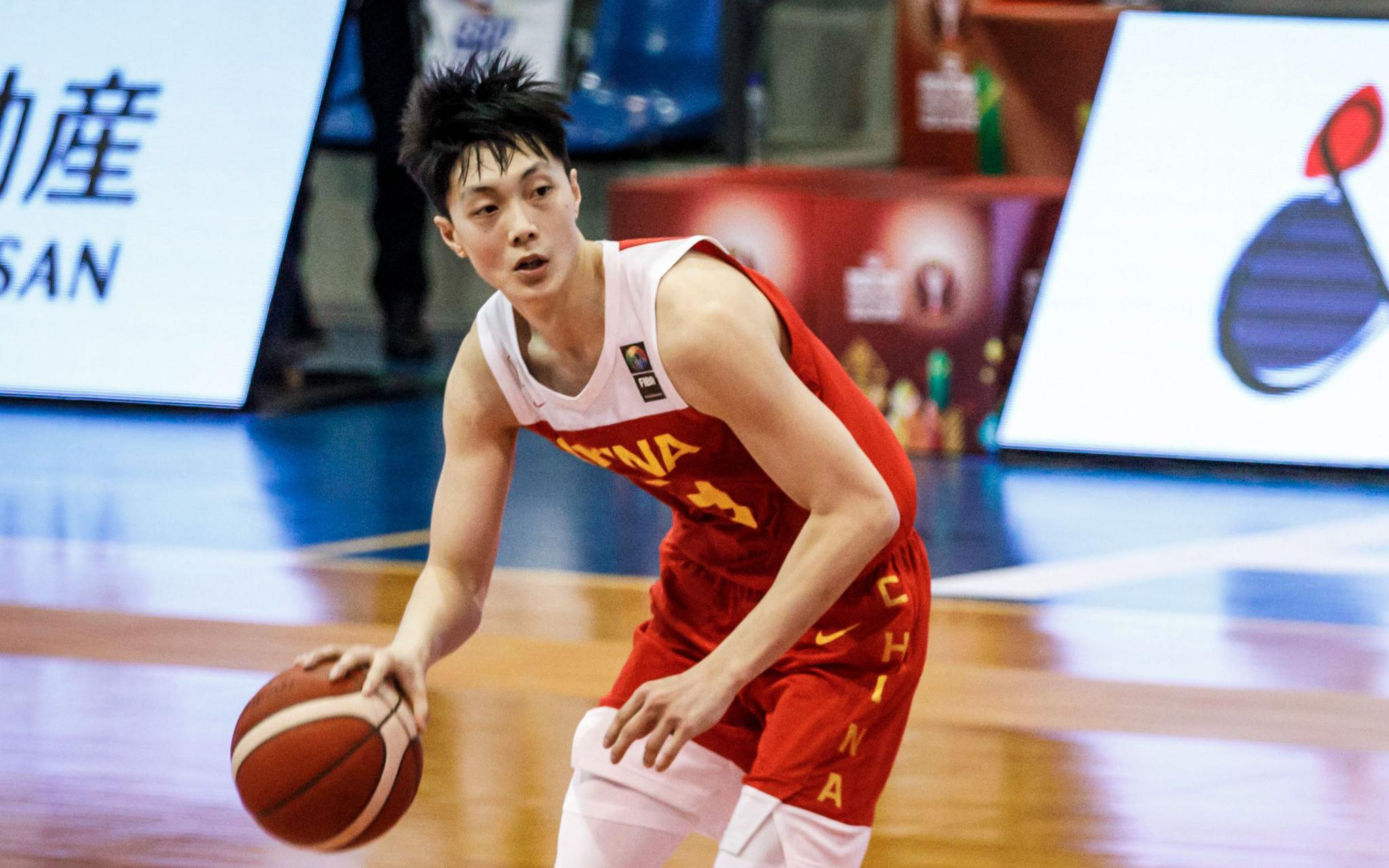 与日本队一役,胡明轩得分上双并连续送出精彩助攻.图/新华社