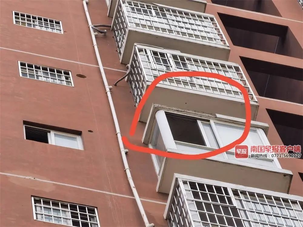 9楼掉下水泥块，广西一老人被砸伤！开发商已跑路...休闲区蓝鸢梦想 - Www.slyday.coM