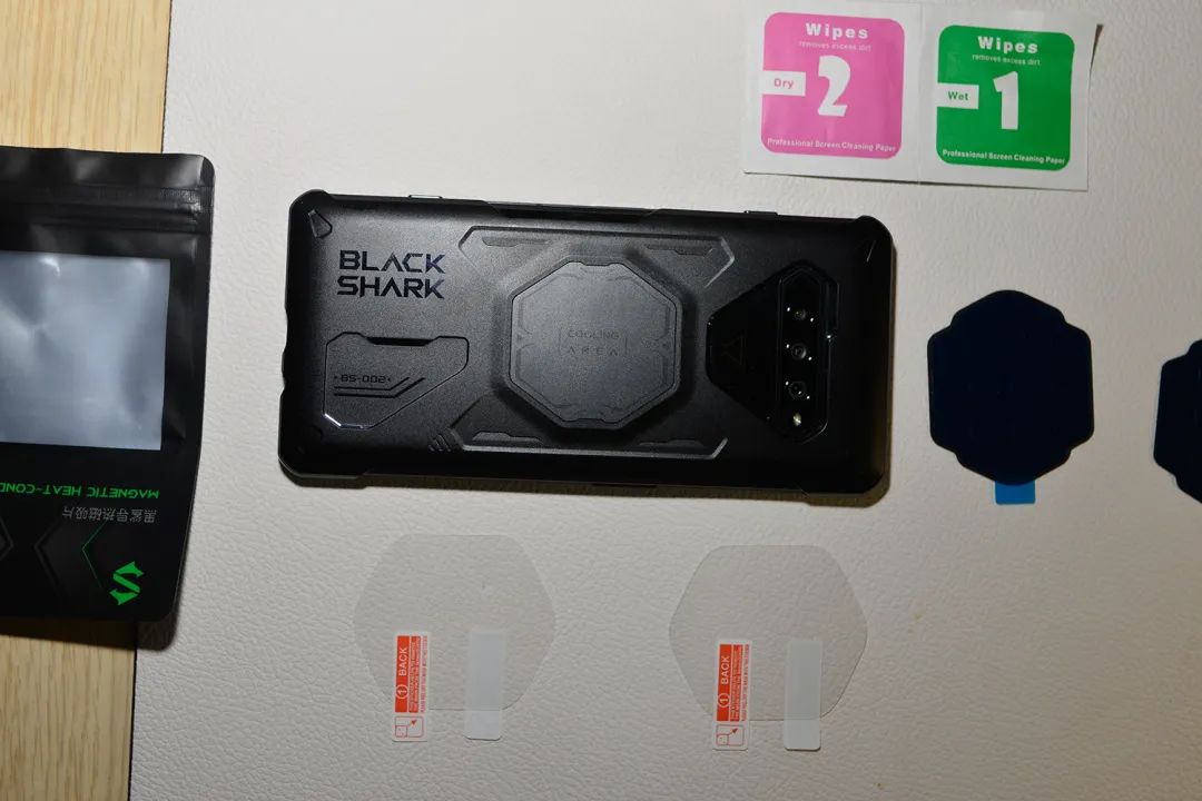 夏日怎样90帧爽玩游戏黑鲨4系列给出新方法安装导热磁吸片