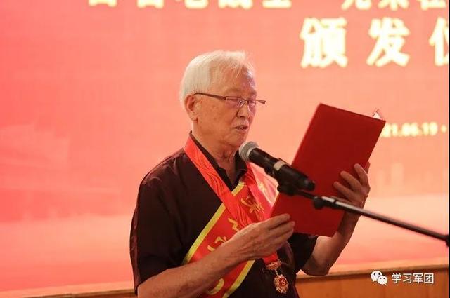 “光荣在党50年”纪念章颁发现场，他们重读当年的入党申请书休闲区蓝鸢梦想 - Www.slyday.coM