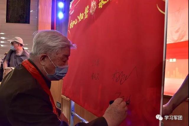 “光荣在党50年”纪念章颁发现场，他们重读当年的入党申请书休闲区蓝鸢梦想 - Www.slyday.coM