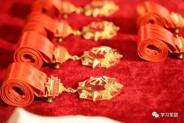 “光荣在党50年”纪念章颁发现场，他们重读当年的入党申请书休闲区蓝鸢梦想 - Www.slyday.coM