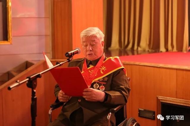 “光荣在党50年”纪念章颁发现场，他们重读当年的入党申请书休闲区蓝鸢梦想 - Www.slyday.coM