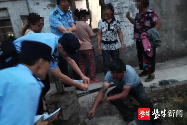 江苏大丰一男子为取水身陷淤泥无法动弹，警方接警后立即前往施救休闲区蓝鸢梦想 - Www.slyday.coM