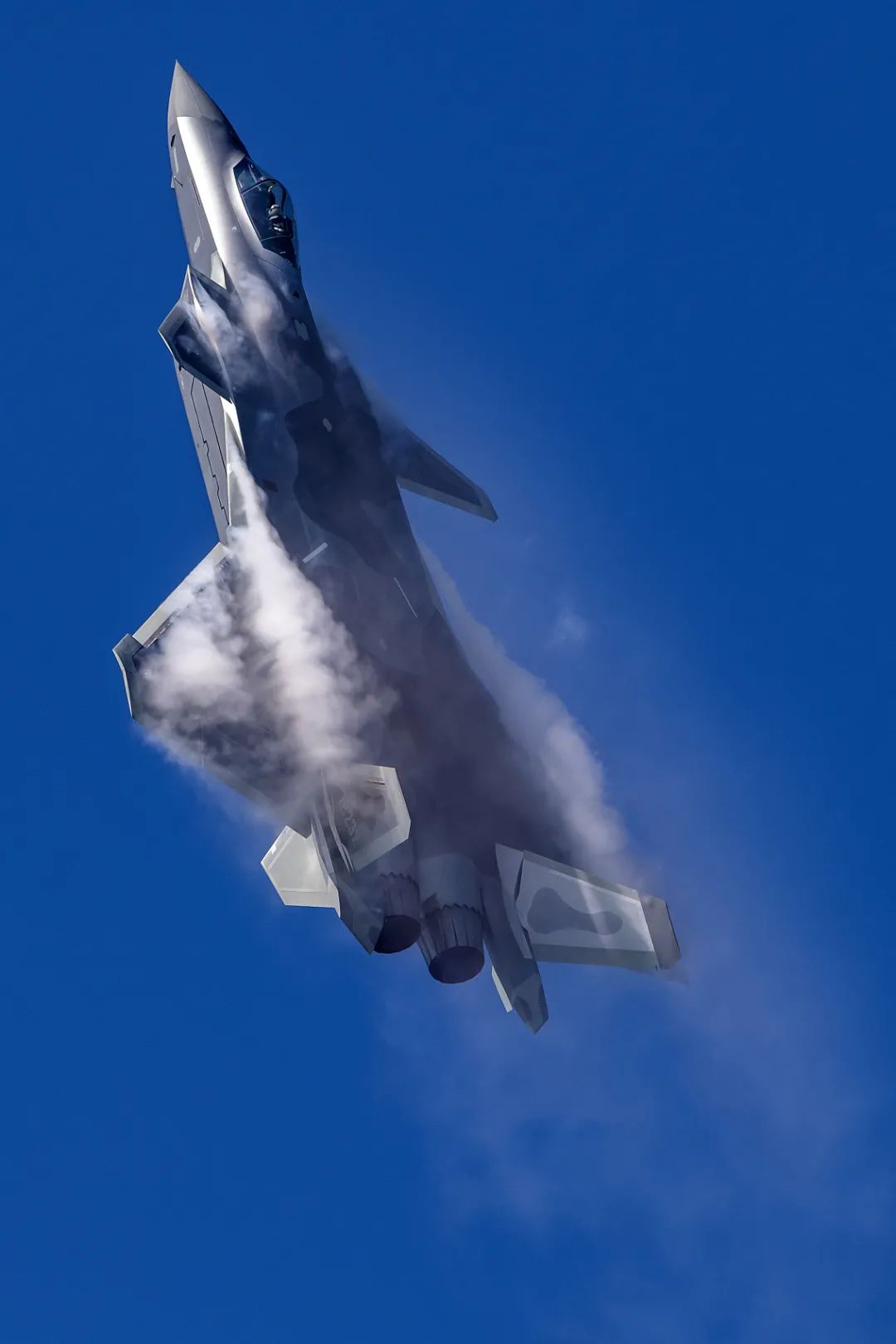 威武!歼-20列装多支英雄部队