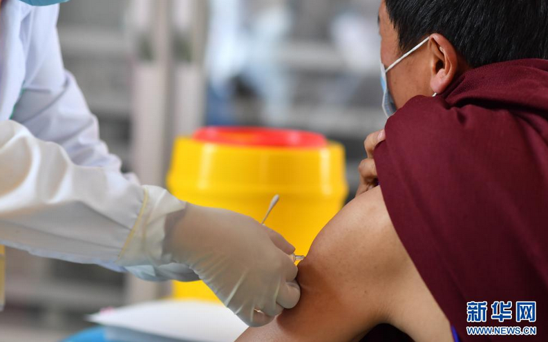 图为5月13日接种疫苗的西藏民众；截至6月16日，西藏连续505天无新增确诊或疑似病例