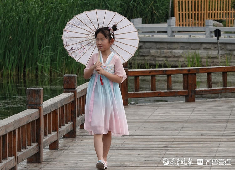 俊俏可爱的小女孩