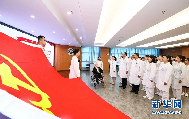 老英雄张富清勉励青年医生做一辈子好医生