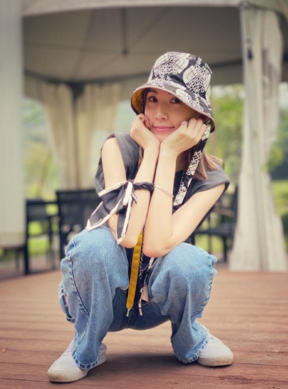 林志颖真幸福娇妻陈若仪背心搭配短裤飒爽干练像个大学生