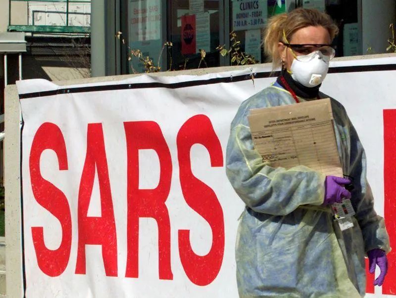 多伦多,一名身穿防护服的护士走出严重急性呼吸系统综合症 (sars)