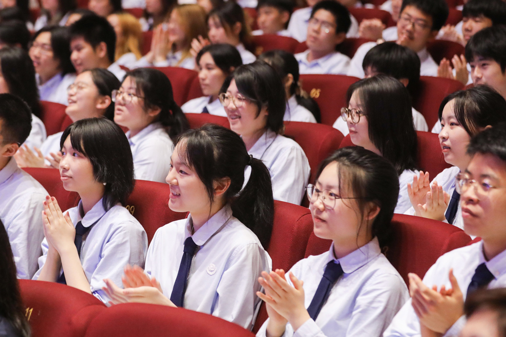 宋庆龄学校的学生们现场聆听讲座。