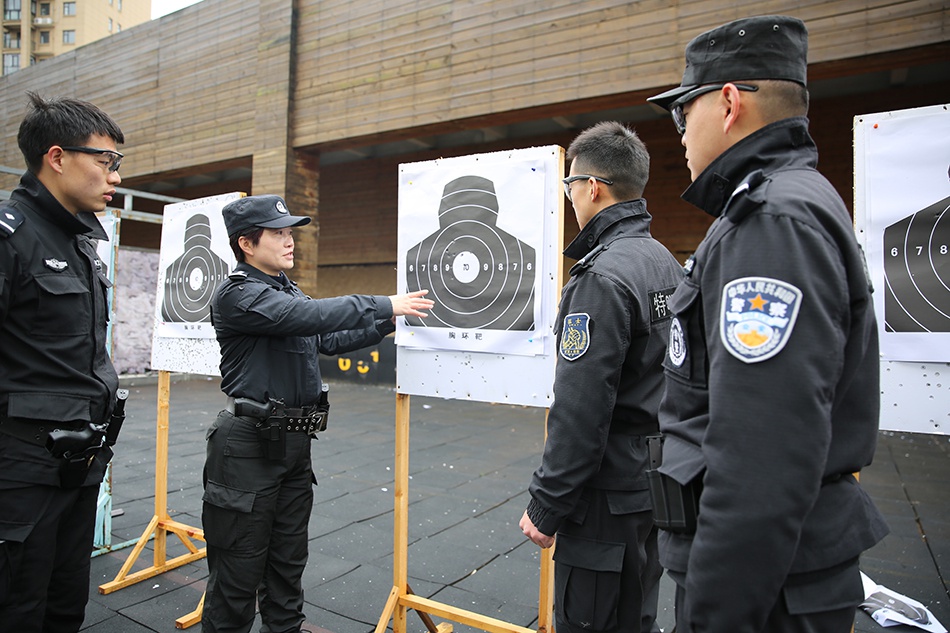 陈蔚指导同事射击训练。 武汉警方 资料图