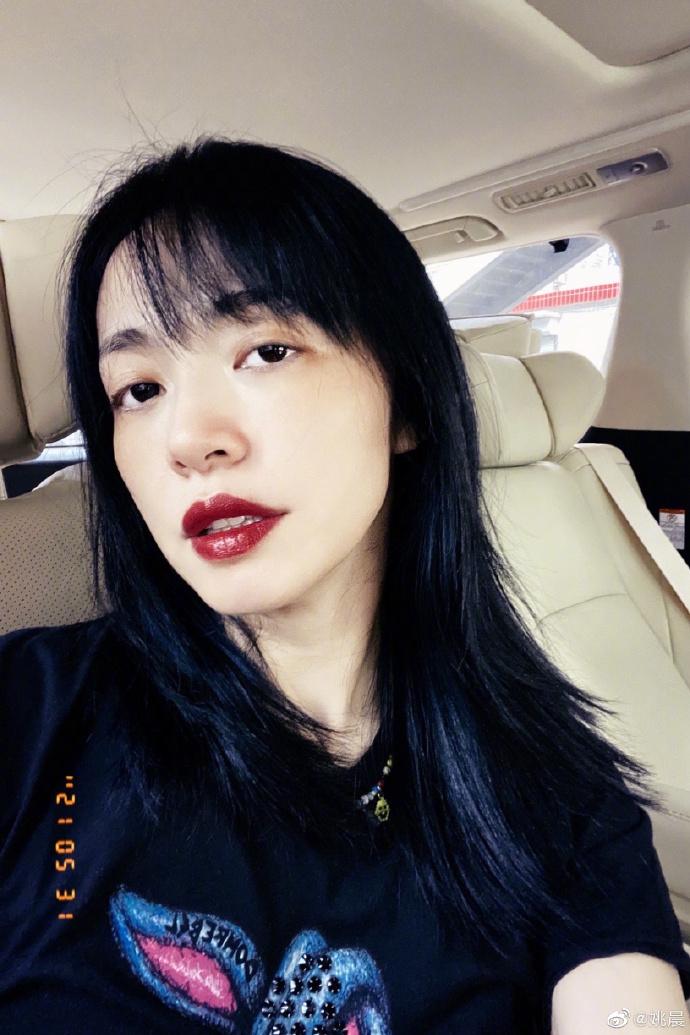 姚晨晒新发型美照剪刘海清新减龄被赞秒变18