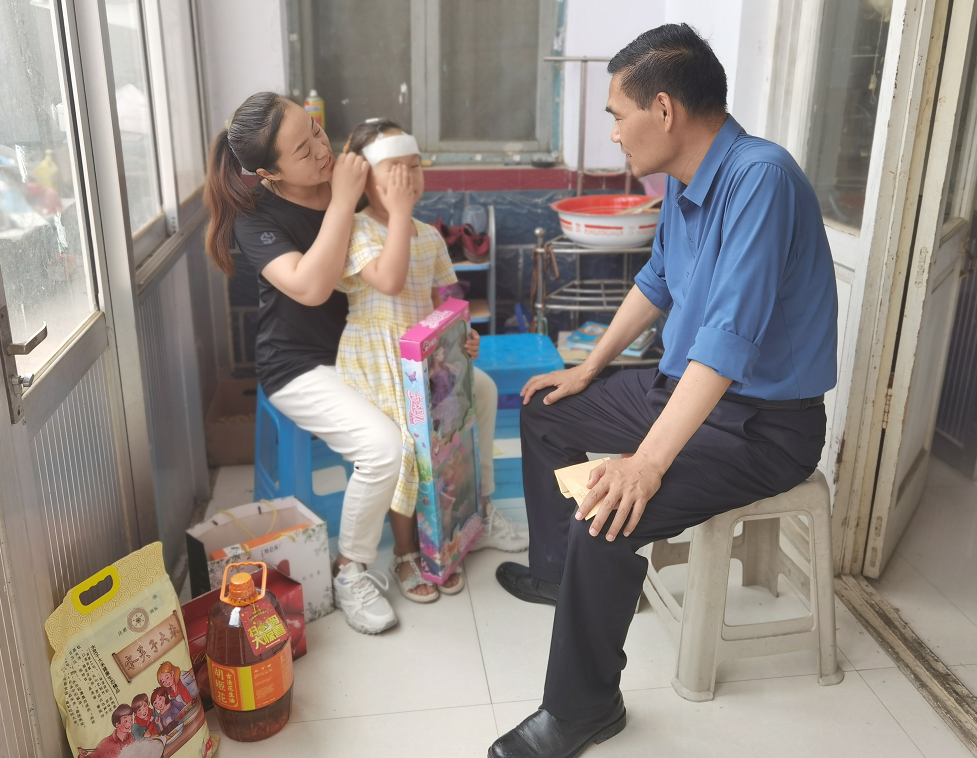 旗帜哥邵建波赴山东看望被砸伤毁容女童